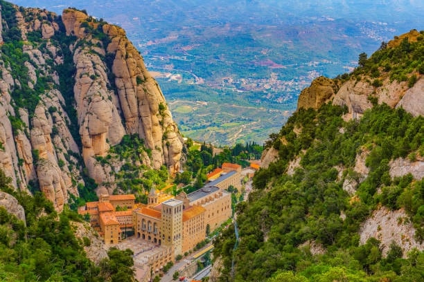 Montserrat mountain near Barcelona – private chauffeur and tour services by blinktransfers